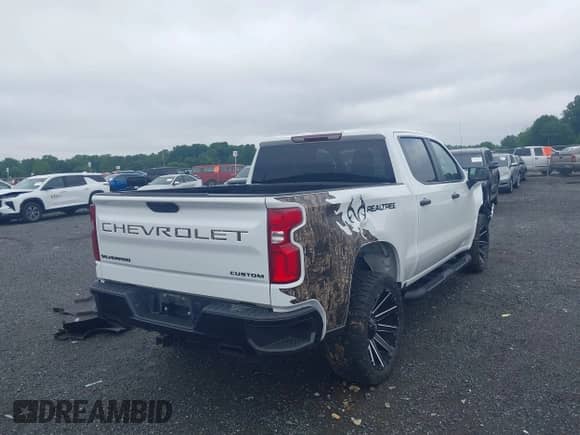 2022 Chevrolet Silverado 1500 Custom Trail Boss z VIN 3GCPYCEL6NG108492, wystawiony jako IAAI lot #42362191 z przebiegiem 46 701 mil mil oraz . Historia ofert i sprzedaży dostępna na DreamBid. Obrazek 4.