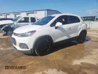 2022 Chevrolet Trax LS z VIN KL7CJKSM4NB538618, wystawiony jako Copart lot #67206455 z przebiegiem 42 722 mil mil oraz Czysty tytuł • Clean title. Historia ofert i sprzedaży dostępna na DreamBid. Obrazek 1.