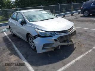 2017 Chevrolet Cruze LS z VIN 1G1BC5SM6H7112357, wystawiony jako IAAI lot #43232969 z przebiegiem 144 358 mil mil oraz . Historia ofert i sprzedaży dostępna na DreamBid. Obrazek 1.