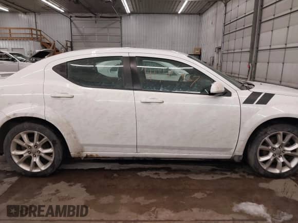 2014 Dodge Avenger R/T с VIN 1C3CDZBG9EN165415, выставлен на аукционе IAAI как лот 41472367 с пробегом 194 105 миль миль и . История ставок и продаж доступна на DreamBid. Изображение 14.