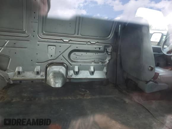 2003 Ford Econoline Cargo с VIN 1FTRE14213HA29118, выставлен на аукционе Copart как лот 50931965 с пробегом 255 312 миль миль и Списание • Salvage title. История ставок и продаж доступна на DreamBid. Изображение 11.