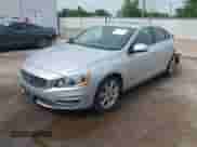 2016 Volvo S60 T5 Drive-E Premier z VIN YV126MFK8G2406947, wystawiony jako IAAI lot #42527322 z przebiegiem 49 795 mil mil oraz . Historia ofert i sprzedaży dostępna na DreamBid. Obrazek 17.