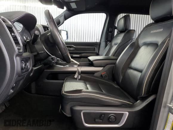 2024 Ram 1500 Laramie z VIN 1C6RREJT0RN220877, wystawiony jako Copart lot #63612485 z przebiegiem 42 532 mil mil oraz Czysty tytuł • Clean title. Historia ofert i sprzedaży dostępna na DreamBid. Obrazek 7.