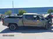 2024 Toyota Tacoma SR5 z VIN 3TMLB5JN8RM007836, wystawiony jako IAAI lot #42443151 z przebiegiem Nie podano mil oraz . Historia ofert i sprzedaży dostępna na DreamBid. Obrazek 13.