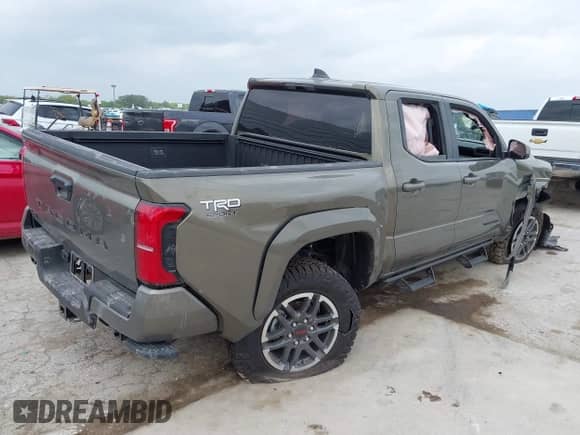 2025 Toyota Tacoma SR z VIN 3TMLB5JNXSM107636, wystawiony jako IAAI lot #42152895 z przebiegiem Nie podano mil oraz . Historia ofert i sprzedaży dostępna na DreamBid. Obrazek 4.