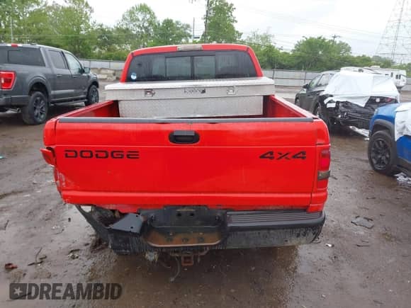 1998 Dodge 1500 z VIN 1B7HF13Z5WJ148228, wystawiony jako IAAI lot #42230133 z przebiegiem 169 159 mil mil oraz . Historia ofert i sprzedaży dostępna na DreamBid. Obrazek 16.