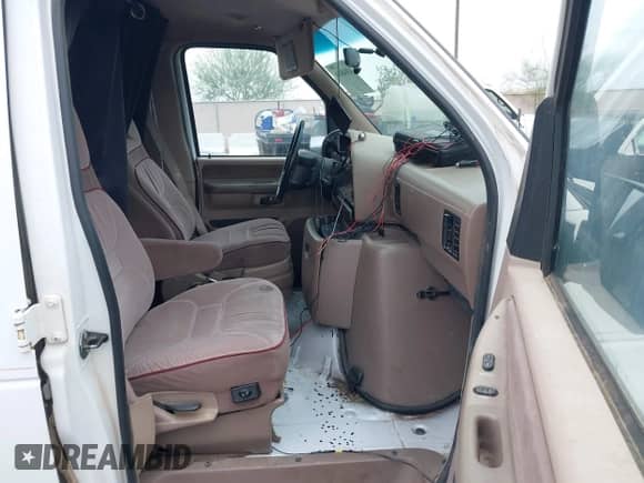 1992 Ford Econoline Cargo z VIN 1FMEE11H0NHA03132, wystawiony jako IAAI lot #43048414 z przebiegiem 119 938 mil mil oraz . Historia ofert i sprzedaży dostępna na DreamBid. Obrazek 5.