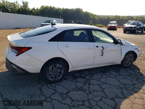 2025 Hyundai Elantra Blue z VIN KMHLM4DJ5SU124610, wystawiony jako Copart lot #62576555 z przebiegiem 18 023 mil mil oraz Szkoda całkowita • Salvage title. Historia ofert i sprzedaży dostępna na DreamBid. Obrazek 3.