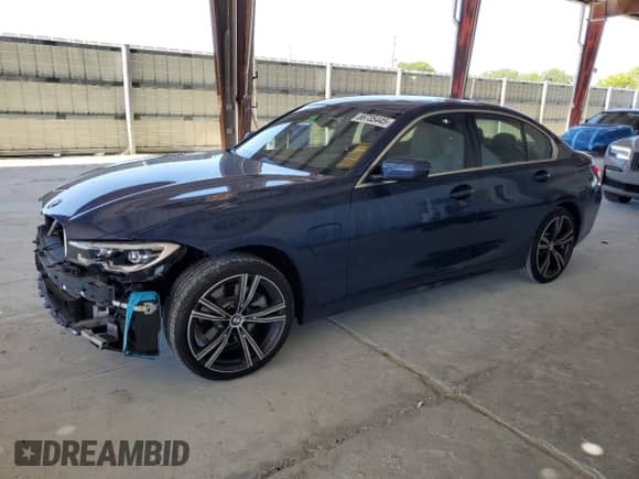2021 BMW 3 Series 330e xDrive z VIN 3MW5P9J04M8B87501, wystawiony jako Copart lot #56735445 z przebiegiem 25 818 mil mil oraz Szkoda całkowita • Salvage title. Historia ofert i sprzedaży dostępna na DreamBid. Obrazek 1.