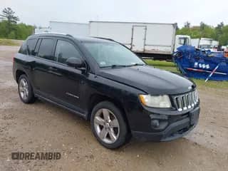 2013 Jeep Compass Limited z VIN 1C4NJDCB0DD281352, wystawiony jako IAAI lot #42285829 z przebiegiem 175 494 mil mil oraz . Historia ofert i sprzedaży dostępna na DreamBid. Obrazek 1.