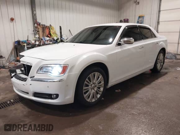 2013 Chrysler 300 C z VIN 2C3CCAKT5DH667072, wystawiony jako IAAI lot #41551843 z przebiegiem 181 649 mil mil oraz . Historia ofert i sprzedaży dostępna na DreamBid. Obrazek 2.