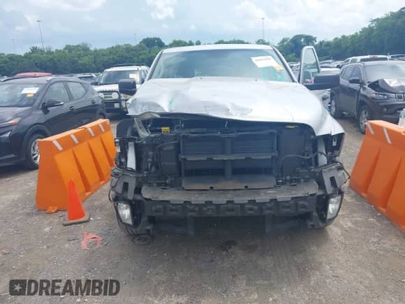 2014 Ram 1500 Express z VIN 1C6RR6KT7ES331880, wystawiony jako IAAI lot #42697649 z przebiegiem 127 021 mil mil oraz . Historia ofert i sprzedaży dostępna na DreamBid. Obrazek 6.