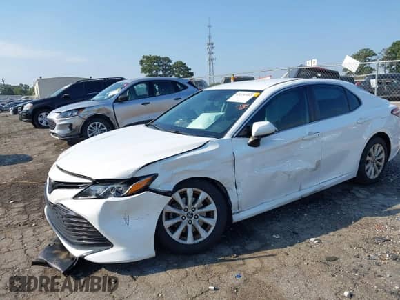 2020 Toyota Camry LE z VIN 4T1C11AKXLU922557, wystawiony jako IAAI lot #43231937 z przebiegiem 99 903 mil mil oraz . Historia ofert i sprzedaży dostępna na DreamBid. Obrazek 6.