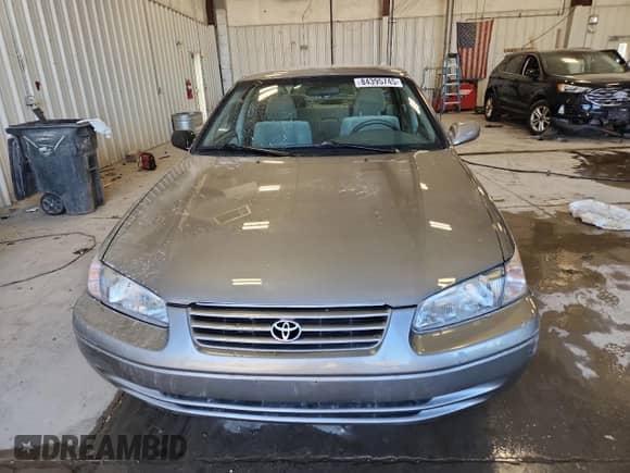 1998 Toyota Camry LE z VIN 4T1BG22K1WU211557, wystawiony jako Copart lot #84395745 z przebiegiem 88 164 mil mil oraz Czysty tytuł • Clean title. Historia ofert i sprzedaży dostępna na DreamBid. Obrazek 5.