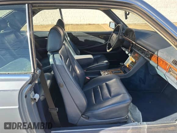 1985 Mercedes-Benz 500 z VIN WDBCA44D7FA152776, wystawiony jako Copart lot #90896815 z przebiegiem 214 799 mil mil oraz Czysty tytuł • Clean title. Historia ofert i sprzedaży dostępna na DreamBid. Obrazek 5.