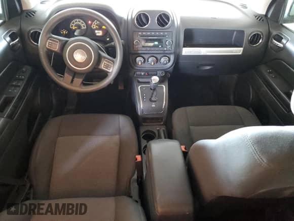 2014 Jeep Compass Sport z VIN 1C4NJCBB1ED624215, wystawiony jako Copart lot #66467835 z przebiegiem 129 967 mil mil oraz Szkoda całkowita • Salvage title. Historia ofert i sprzedaży dostępna na DreamBid. Obrazek 8.