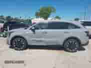 2024 Kia Sorento SX z VIN 5XYRK4JF2RG303784, wystawiony jako IAAI lot #41860346 z przebiegiem 8 978 mil mil oraz . Historia ofert i sprzedaży dostępna na DreamBid. Obrazek 15.