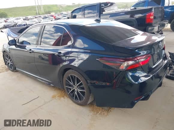2021 Toyota Camry SE Nightshade z VIN 4T1G11AK4MU467112, wystawiony jako IAAI lot #42605053 z przebiegiem 62 058 mil mil oraz . Historia ofert i sprzedaży dostępna na DreamBid. Obrazek 3.