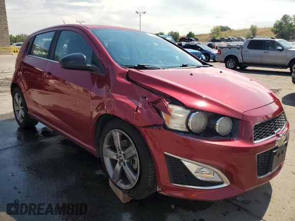 2015 Chevrolet Sonic RS z VIN 1G1JH6SB0F4167290, wystawiony jako Copart lot #69244125 z przebiegiem 82 775 mil mil oraz Szkoda całkowita • Salvage title. Historia ofert i sprzedaży dostępna na DreamBid. Obrazek 4.