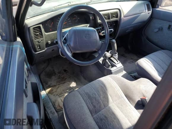 1998 Toyota Tacoma z VIN 4TAWM72N8WZ144489, wystawiony jako Copart lot #46682875 z przebiegiem 238 124 mil mil oraz Czysty tytuł • Clean title. Historia ofert i sprzedaży dostępna na DreamBid. Obrazek 8.