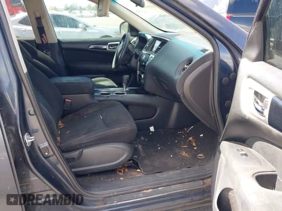 2015 Nissan Pathfinder S z VIN 5N1AR2MN0FC668444, wystawiony jako IAAI lot #43336956 z przebiegiem 99 086 mil mil oraz . Historia ofert i sprzedaży dostępna na DreamBid. Obrazek 5.