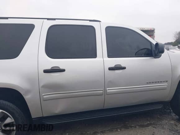 2010 Chevrolet Suburban LS z VIN 1GNUKHE37AR193670, wystawiony jako IAAI lot #41415863 z przebiegiem 213 371 mil mil oraz . Historia ofert i sprzedaży dostępna na DreamBid. Obrazek 12.