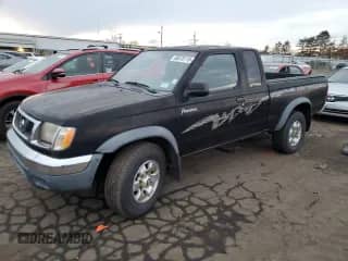 1998 Nissan Frontier XE z VIN 1N6DD26Y0WC372490, wystawiony jako Copart lot #88576115 z przebiegiem 181 556 mil mil oraz Czysty tytuł • Clean title. Historia ofert i sprzedaży dostępna na DreamBid. Obrazek 1.