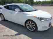 2013 Hyundai Veloster w/Black Int z VIN KMHTC6AD3DU178911, wystawiony jako IAAI lot #42951388 z przebiegiem 106 366 mil mil oraz . Historia ofert i sprzedaży dostępna na DreamBid. Obrazek 1.