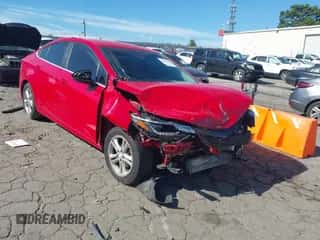 2017 Chevrolet Cruze LT z VIN 1G1BE5SM7H7244876, wystawiony jako IAAI lot #43092598 z przebiegiem 66 340 mil mil oraz . Historia ofert i sprzedaży dostępna na DreamBid. Obrazek 1.