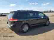 2013 Toyota Sienna XLE с VIN 5TDDK3DC5DS067312, выставлен на аукционе Copart как лот 80284705 с пробегом 179 791 миль миль и Чистый • Clean title. История ставок и продаж доступна на DreamBid. Изображение 3.