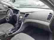 2014 Hyundai Sonata GLS z VIN 5NPEB4AC9EH836724, wystawiony jako IAAI lot #42043497 z przebiegiem 68 962 mil mil oraz . Historia ofert i sprzedaży dostępna na DreamBid. Obrazek 5.