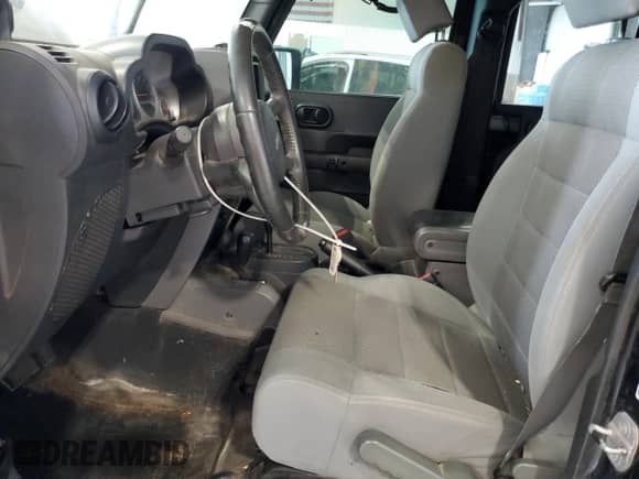 2007 Jeep Wrangler Unlimited Sahara z VIN 1J4GA59117L151310, wystawiony jako Copart lot #84026945 z przebiegiem 132 882 mil mil oraz Czysty tytuł • Clean title. Historia ofert i sprzedaży dostępna na DreamBid. Obrazek 7.