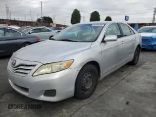 2011 Toyota Camry LE z VIN 4T1BF3EK3BU606810, wystawiony jako Copart lot #85333435 z przebiegiem 310 762 mil mil oraz Szkoda całkowita • Salvage title. Historia ofert i sprzedaży dostępna na DreamBid. Obrazek 1.