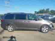 2017 Toyota Sienna LE Auto Access Seat с VIN 5TDKZ3DC2HS798711, выставлен на аукционе IAAI как лот 43044072 с пробегом 204 909 миль миль и . История ставок и продаж доступна на DreamBid. Изображение 14.