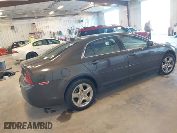 2012 Chevrolet Malibu 1LS z VIN 1G1ZB5E03CF258661, wystawiony jako IAAI lot #43540439 z przebiegiem 174 075 mil mil oraz . Historia ofert i sprzedaży dostępna na DreamBid. Obrazek 4.