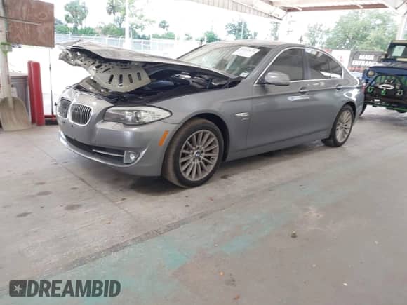 2011 BMW 5 Series 535i xDrive z VIN WBAFU7C56BC878075, wystawiony jako IAAI lot #43303174 z przebiegiem 101 588 mil mil oraz . Historia ofert i sprzedaży dostępna na DreamBid. Obrazek 2.