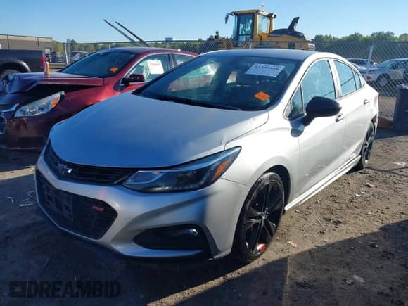 2018 Chevrolet Cruze LT z VIN 1G1BE5SM2J7150622, wystawiony jako IAAI lot #43325104 z przebiegiem 98 869 mil mil oraz . Historia ofert i sprzedaży dostępna na DreamBid. Obrazek 2.