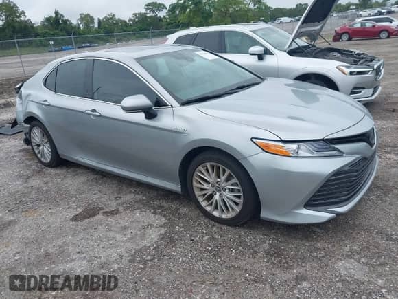 2020 Toyota Camry Hybrid XLE z VIN 4T1F31AK0LU519386, wystawiony jako IAAI lot #43175906 z przebiegiem 33 991 mil mil oraz . Historia ofert i sprzedaży dostępna na DreamBid. Obrazek 1.