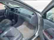 2001 Toyota Camry LE z VIN 4T1BF28K51U961725, wystawiony jako IAAI lot #40330589 z przebiegiem 244 941 mil mil oraz . Historia ofert i sprzedaży dostępna na DreamBid. Obrazek 5.