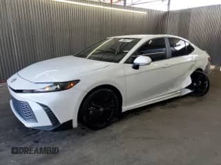 2025 Toyota Camry SE z VIN 4T1DAACK4SU511462, wystawiony jako Copart lot #82175505 z przebiegiem 61 284 mil mil oraz Czysty tytuł • Clean title. Historia ofert i sprzedaży dostępna na DreamBid. Obrazek 1.