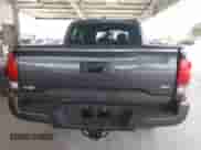 2023 Toyota Tacoma SR5 z VIN 3TMAZ5CN4PM206492, wystawiony jako IAAI lot #43245492 z przebiegiem 38 089 mil mil oraz . Historia ofert i sprzedaży dostępna na DreamBid. Obrazek 16.