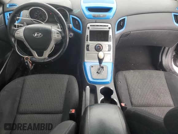 2010 Hyundai Genesis Coupe Premium z VIN KMHHT6KD7AU018708, wystawiony jako Copart lot #85111334 z przebiegiem Nie podano mil oraz Szkoda całkowita • Salvage title. Historia ofert i sprzedaży dostępna na DreamBid. Obrazek 8.