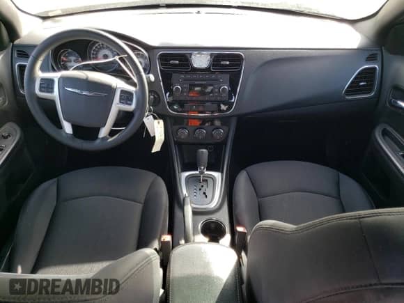 2014 Chrysler 200 Touring z VIN 1C3CCBBG9EN114636, wystawiony jako Copart lot #80155335 z przebiegiem 50 999 mil mil oraz Szkoda całkowita • Salvage title. Historia ofert i sprzedaży dostępna na DreamBid. Obrazek 8.