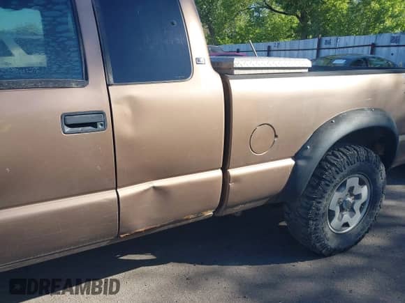 2003 Chevrolet S-10 LS с VIN 1GCCT19X738160098, выставлен на аукционе IAAI как лот 42596022 с пробегом 181 109 миль миль и . История ставок и продаж доступна на DreamBid. Изображение 6.