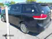 2014 Toyota Sienna LE z VIN 5TDJK3DC0ES091392, wystawiony jako IAAI lot #43138131 z przebiegiem 161 711 mil mil oraz . Historia ofert i sprzedaży dostępna na DreamBid. Obrazek 3.