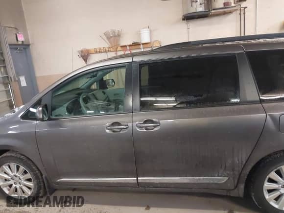 2014 Toyota Sienna LE z VIN 5TDJK3DC9ES071870, wystawiony jako IAAI lot #41133491 z przebiegiem 82 134 mil mil oraz . Historia ofert i sprzedaży dostępna na DreamBid. Obrazek 14.