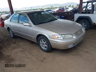 1998 Toyota Camry LE z VIN JT2BG28K8W0253221, wystawiony jako IAAI lot #43231648 z przebiegiem 135 532 mil mil oraz . Historia ofert i sprzedaży dostępna na DreamBid. Obrazek 1.