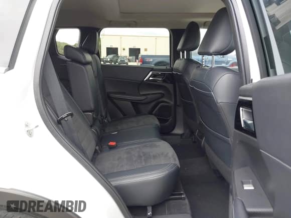2023 Mitsubishi Outlander SE z VIN JA4J3UA88PZ060230, wystawiony jako IAAI lot #42748367 z przebiegiem 36 704 mil mil oraz . Historia ofert i sprzedaży dostępna na DreamBid. Obrazek 8.