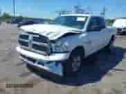 2019 Ram 1500 SLT z VIN 1C6RR7TT8KS682829, wystawiony jako IAAI lot #43163022 z przebiegiem 171 244 mil mil oraz . Historia ofert i sprzedaży dostępna na DreamBid. Obrazek 2.