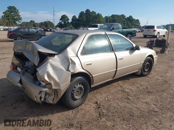 2000 Toyota Camry LE z VIN JT2BG22K1Y0455359, wystawiony jako IAAI lot #43398426 z przebiegiem 96 984 mil mil oraz . Historia ofert i sprzedaży dostępna na DreamBid. Obrazek 4.